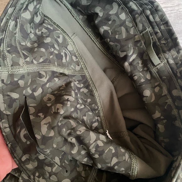 Lululemon Base Space Running Tights 25’’ Size 6. Almost never used. - Picture 3 of 4